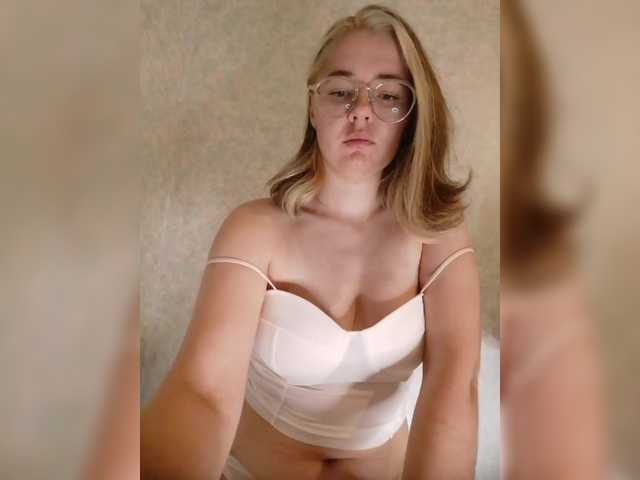 kroshka-meow live cam on BongaCams