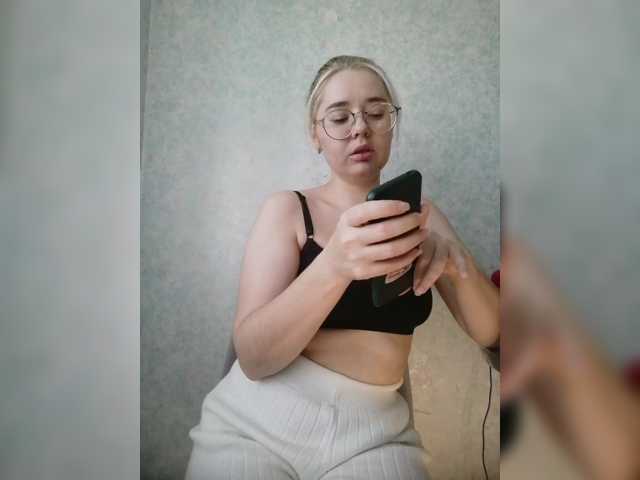 kroshka-meow live cam on BongaCams
