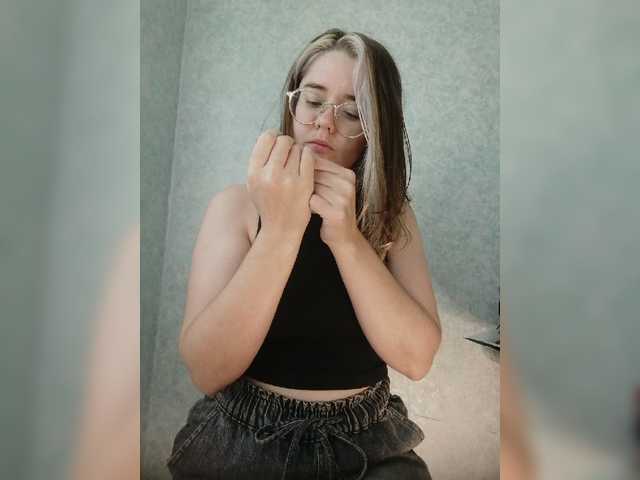 kroshka-meow live cam on BongaCams