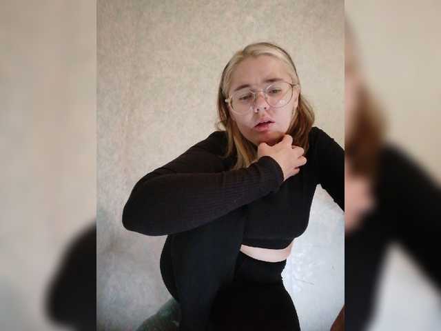 kroshka-meow live cam on BongaCams