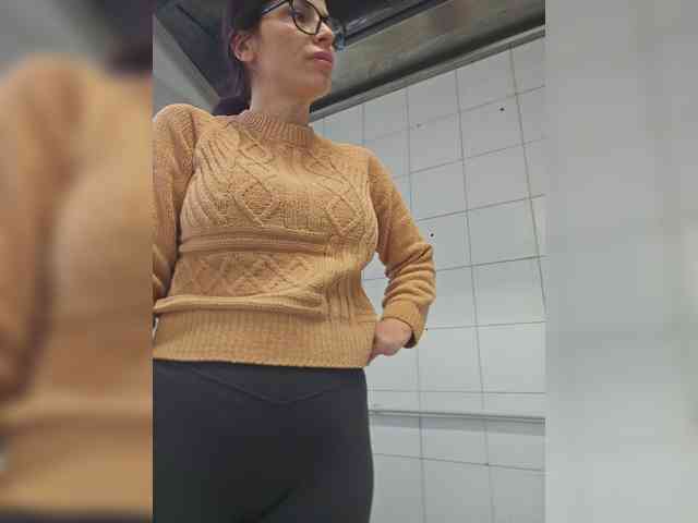 Model ini sedang live sekarang. SophieMary