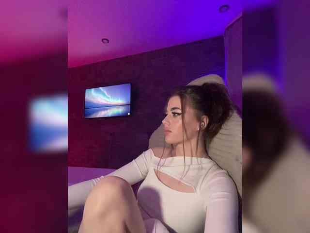 Acest model este live acum. HotGirlEva