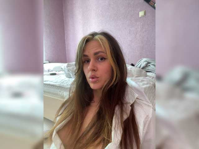 le modèle SHAWTY420__ est en webcam porno dans un show sur le site bongacams, il possède les tags suivants: White/Caucasian,Brunette,Shaved