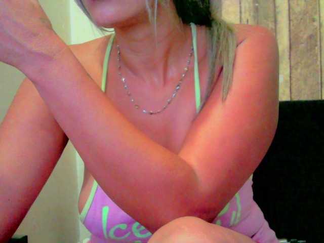 Celestee-1 live cam on BongaCams