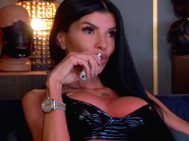 EleniaDevons live cam on BongaCams