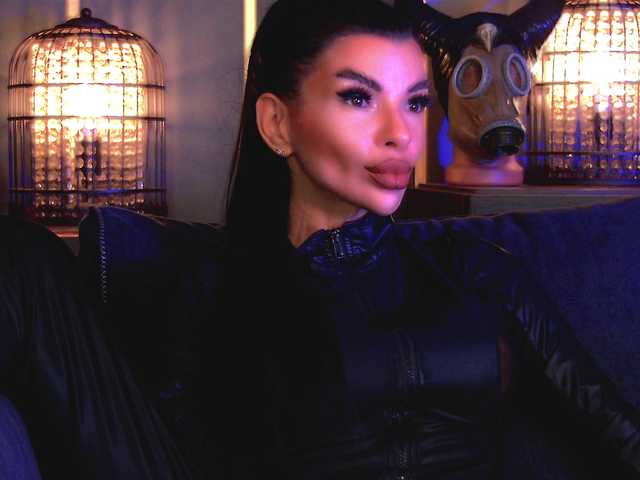 EleniaDevons live cam on BongaCams