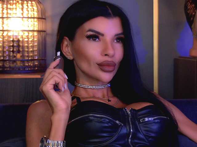 EleniaDevons live cam on BongaCams