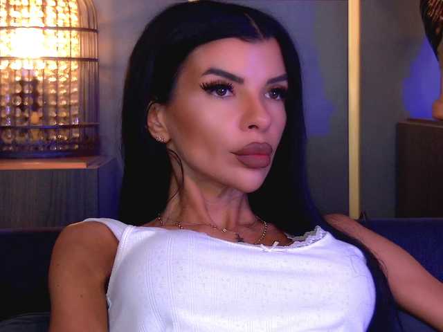 EleniaDevons live cam on BongaCams