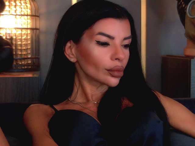EleniaDevons live cam on BongaCams