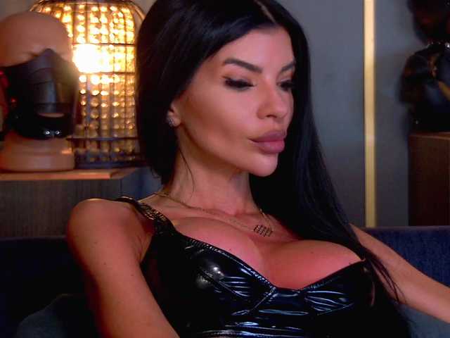 EleniaDevons live cam on BongaCams