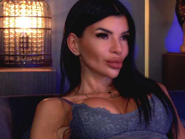 EleniaDevons live cam on BongaCams
