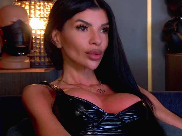 EleniaDevons live cam on BongaCams