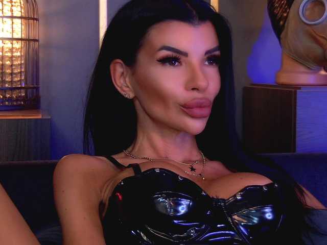 EleniaDevons live cam on BongaCams