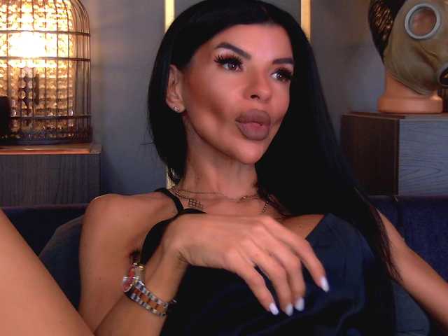 EleniaDevons live cam on BongaCams