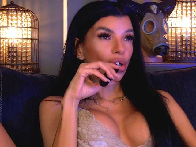 EleniaDevons live cam on BongaCams