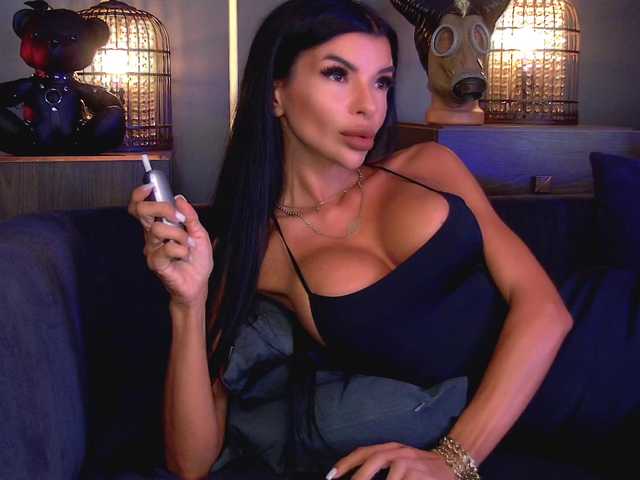 EleniaDevons live cam on BongaCams