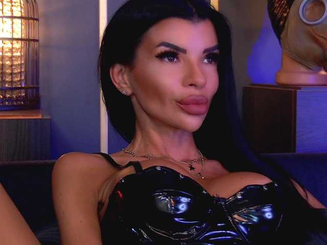 EleniaDevons live cam on BongaCams