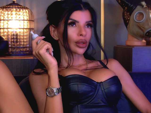 EleniaDevons live cam on BongaCams