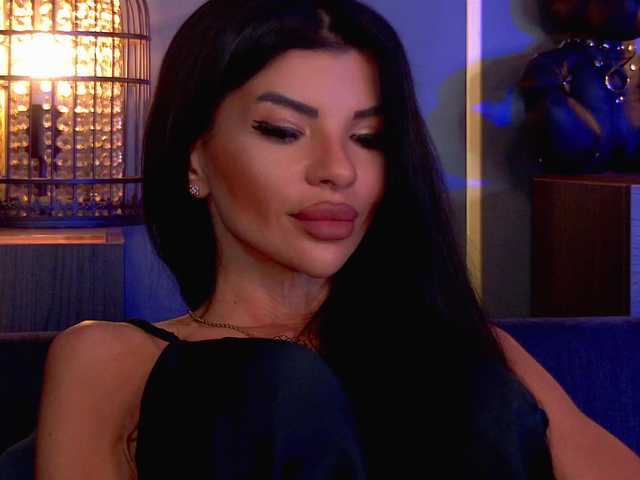 EleniaDevons live cam on BongaCams