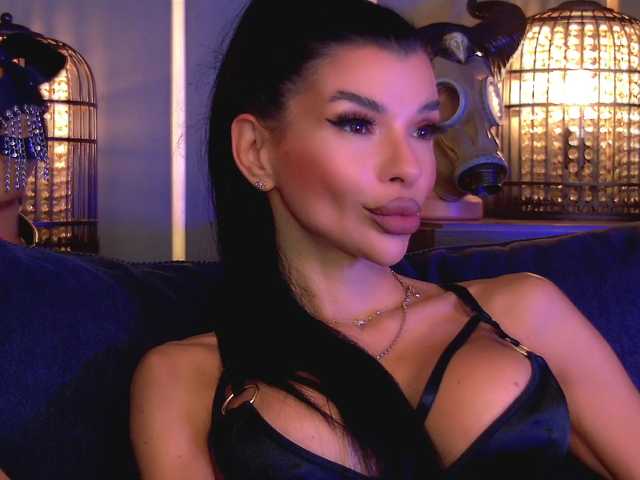 EleniaDevons live cam on BongaCams