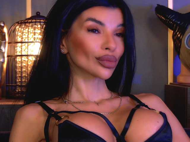 EleniaDevons live cam on BongaCams