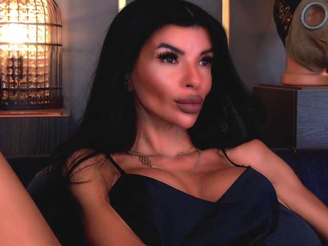 EleniaDevons live cam on BongaCams