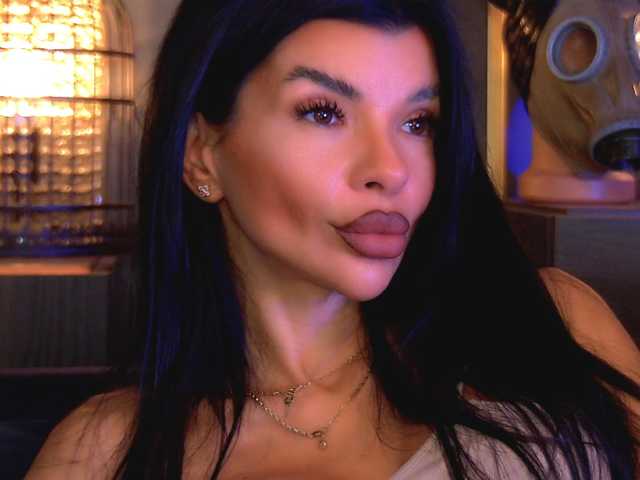 EleniaDevons live cam on BongaCams