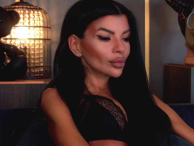 EleniaDevons live cam on BongaCams