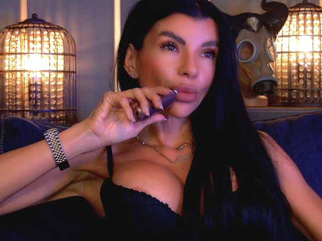 EleniaDevons live cam on BongaCams