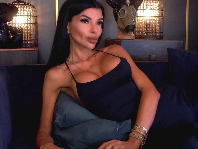 EleniaDevons live cam on BongaCams