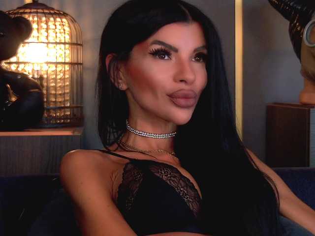 EleniaDevons live cam on BongaCams