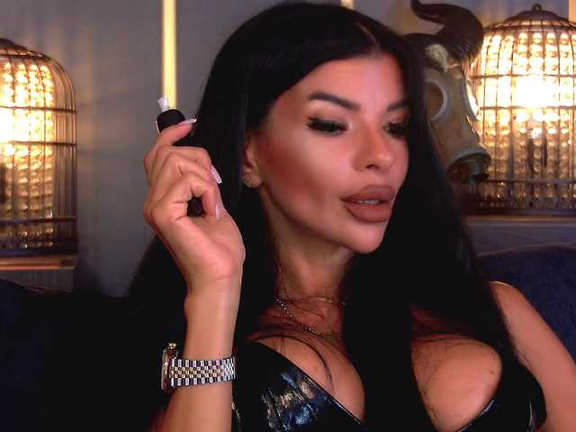 EleniaDevons live cam on BongaCams