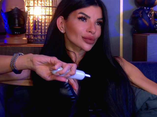 EleniaDevons live cam on BongaCams
