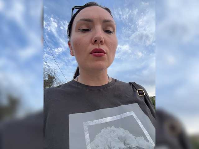 le modèle DIVORA est en webcam porno dans un show sur le site bongacams, il possède les tags suivants: White/Caucasian,Brunette,Shaved