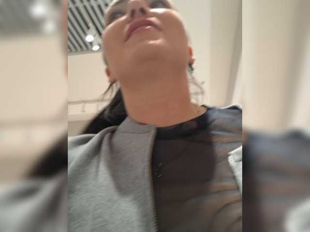DIVo_0RA live cam on BongaCams