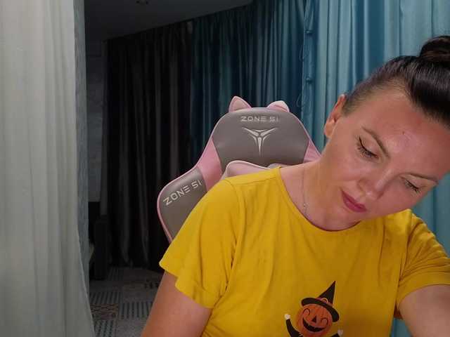 DIVORA live cam on BongaCams