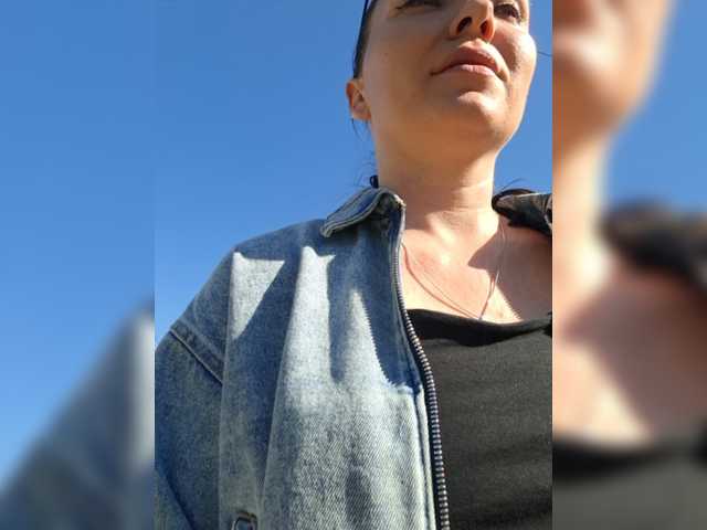 DIVORA live cam on BongaCams