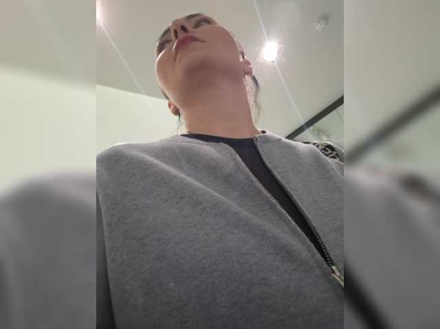 DIVo_0RA live cam on BongaCams