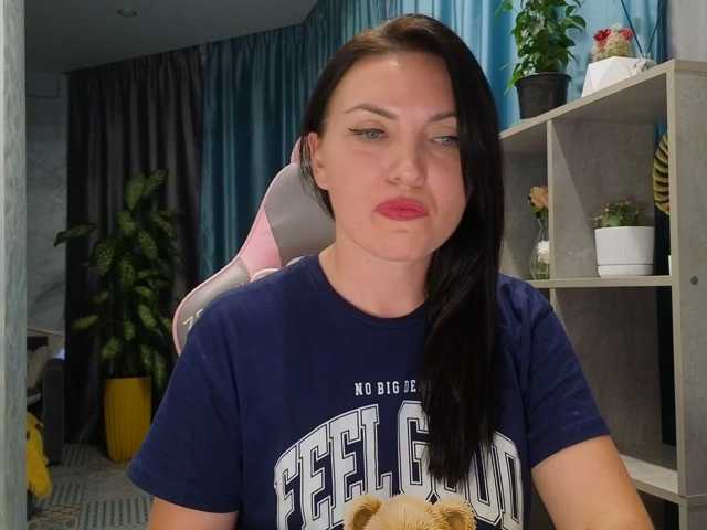 DIVORA live cam on BongaCams