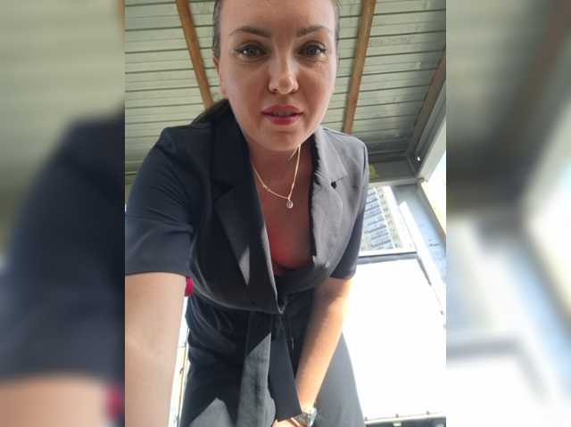 DIVORA, en directo ahora en BongaCams