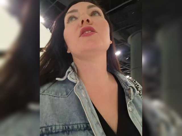 DIVORA's BongaCams show and profile