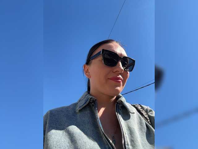 DIVORA live cam on BongaCams