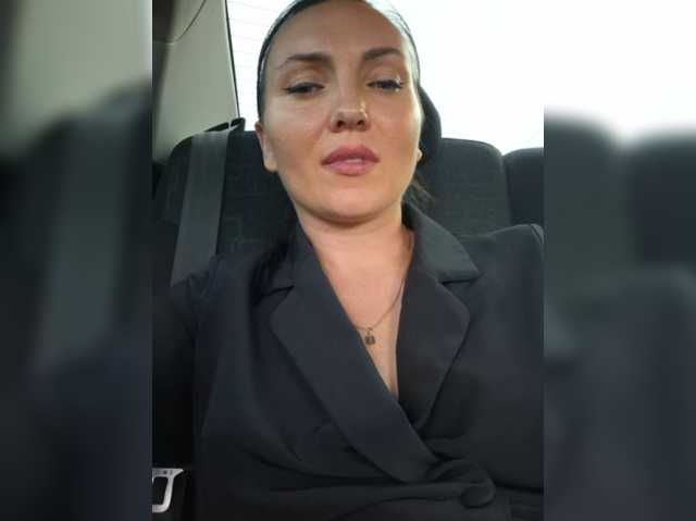 DIVORA, en directo ahora en BongaCams