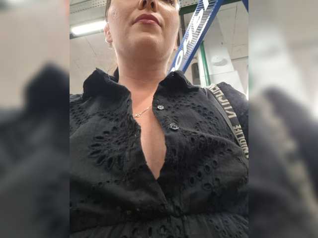 DIVORA live cam on BongaCams