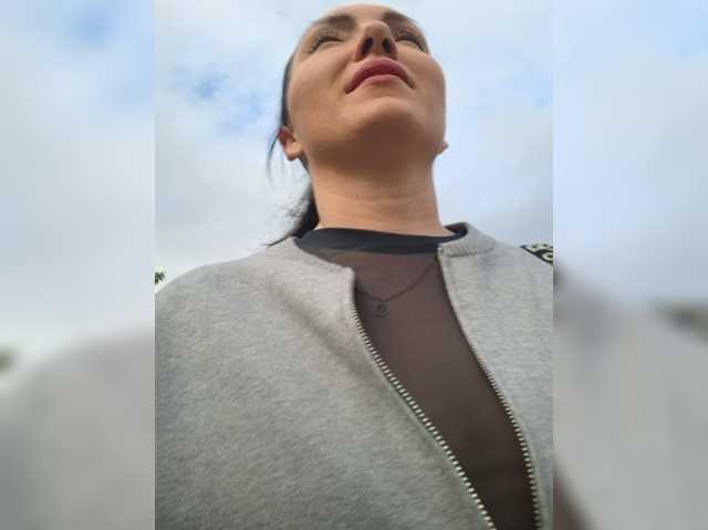 DIVo_0RA live cam on BongaCams
