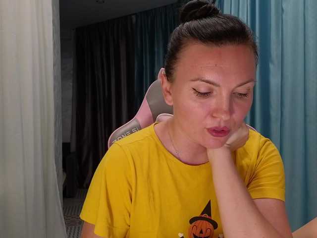 DIVORA live cam on BongaCams