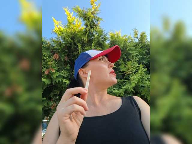 DIVORA live cam on BongaCams