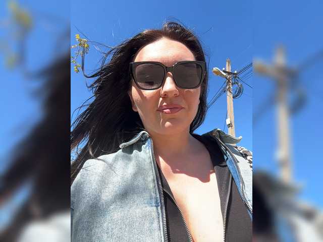 DIVORA's BongaCams show and profile