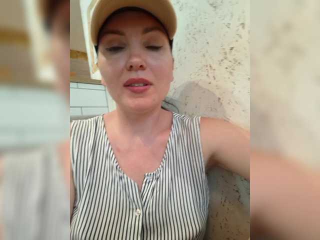 DIVORA live cam on BongaCams