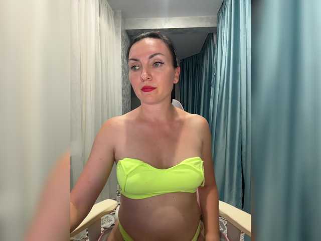 DIVORA live cam on BongaCams
